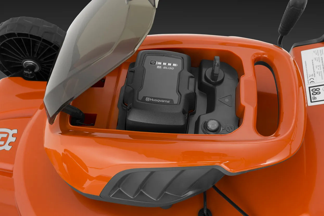 Masina de tuns gazon pe acumulatori Husqvarna LC 142is cu acumulator si incarcator